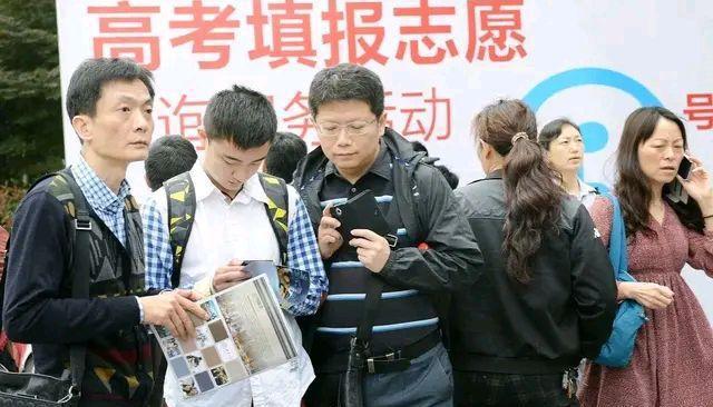 民辦本科vs公辦專(zhuān)科 高考分?jǐn)?shù)過(guò)本科線后的十字路口抉擇