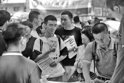 高校招生咨詢(xún)熱潮涌，中高考志愿填報(bào)咨詢(xún)成焦點(diǎn)